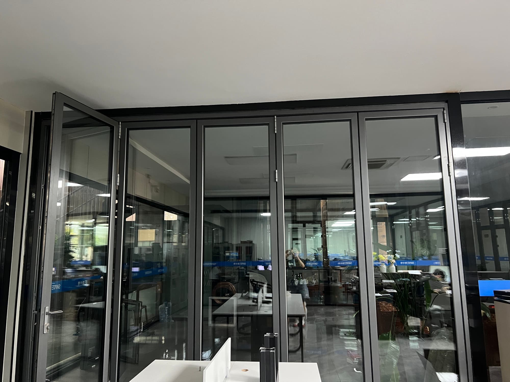 SKATE aluminum bifold door — thumbnail 2
