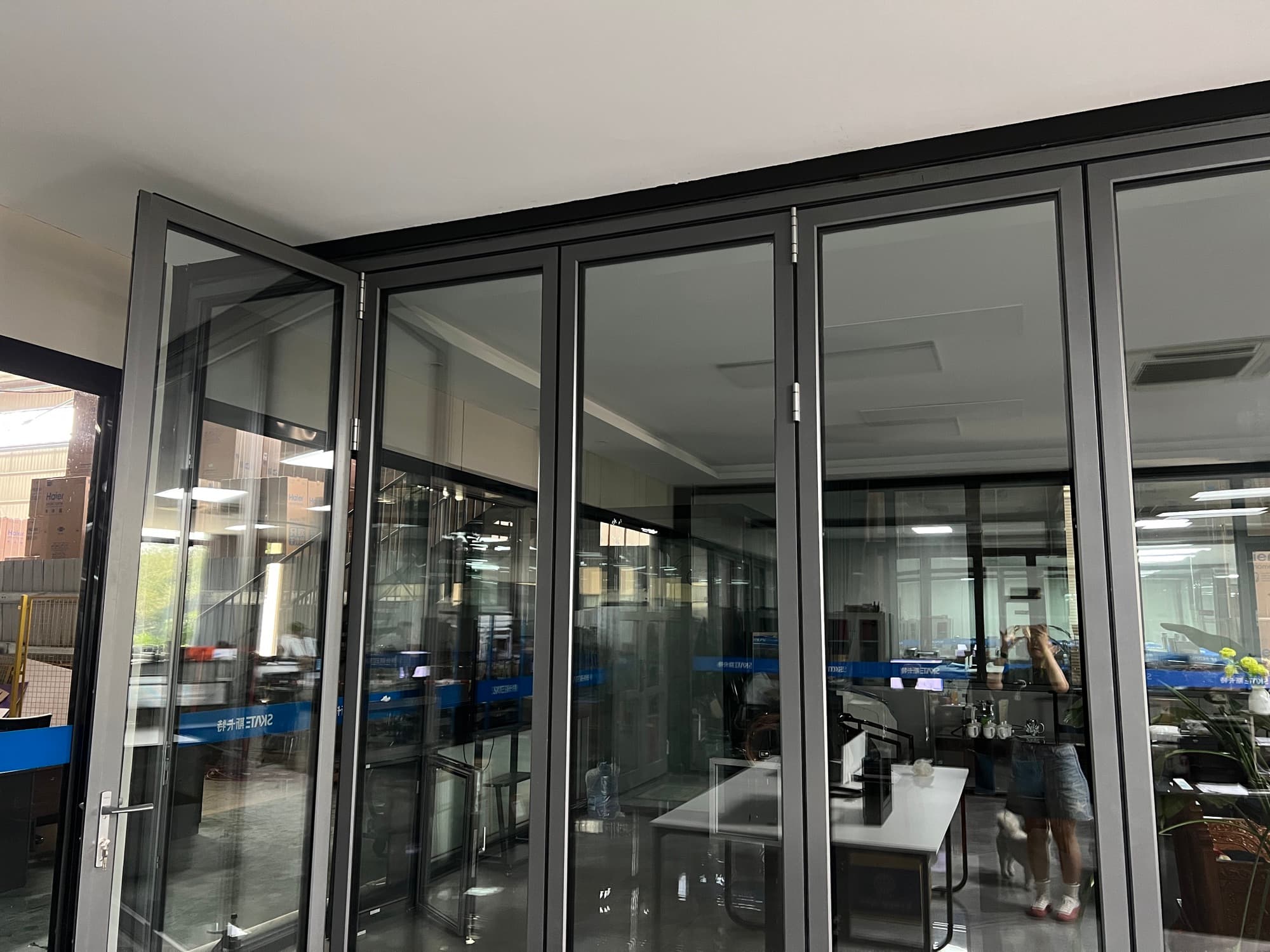 SKATE aluminum bifold door — thumbnail 3